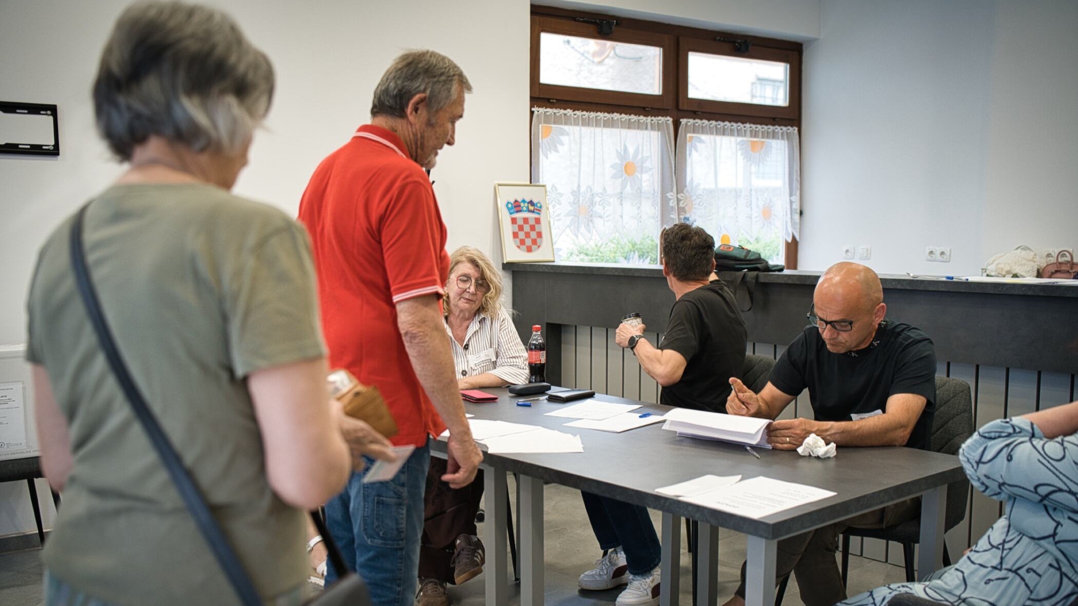 Zatvorena su birališta. Čekaju se prvi neslužbeni rezultati.